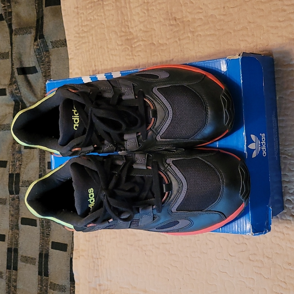 Mens Adidas Athletic shoes, Size 12.